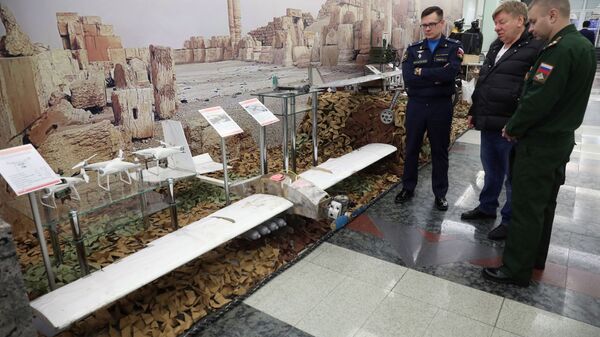 Беспилотные летальные аппараты, захваченные у боевиков в Сирии, на выставке артефактов военной операции в Сирии