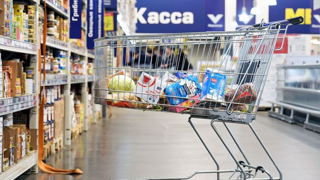 Тележка с продуктами в супермаркете