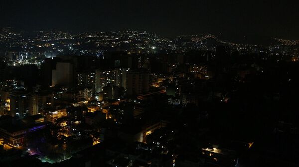 Улицы и дома Каракаса с частично восстановленным электроснабжением