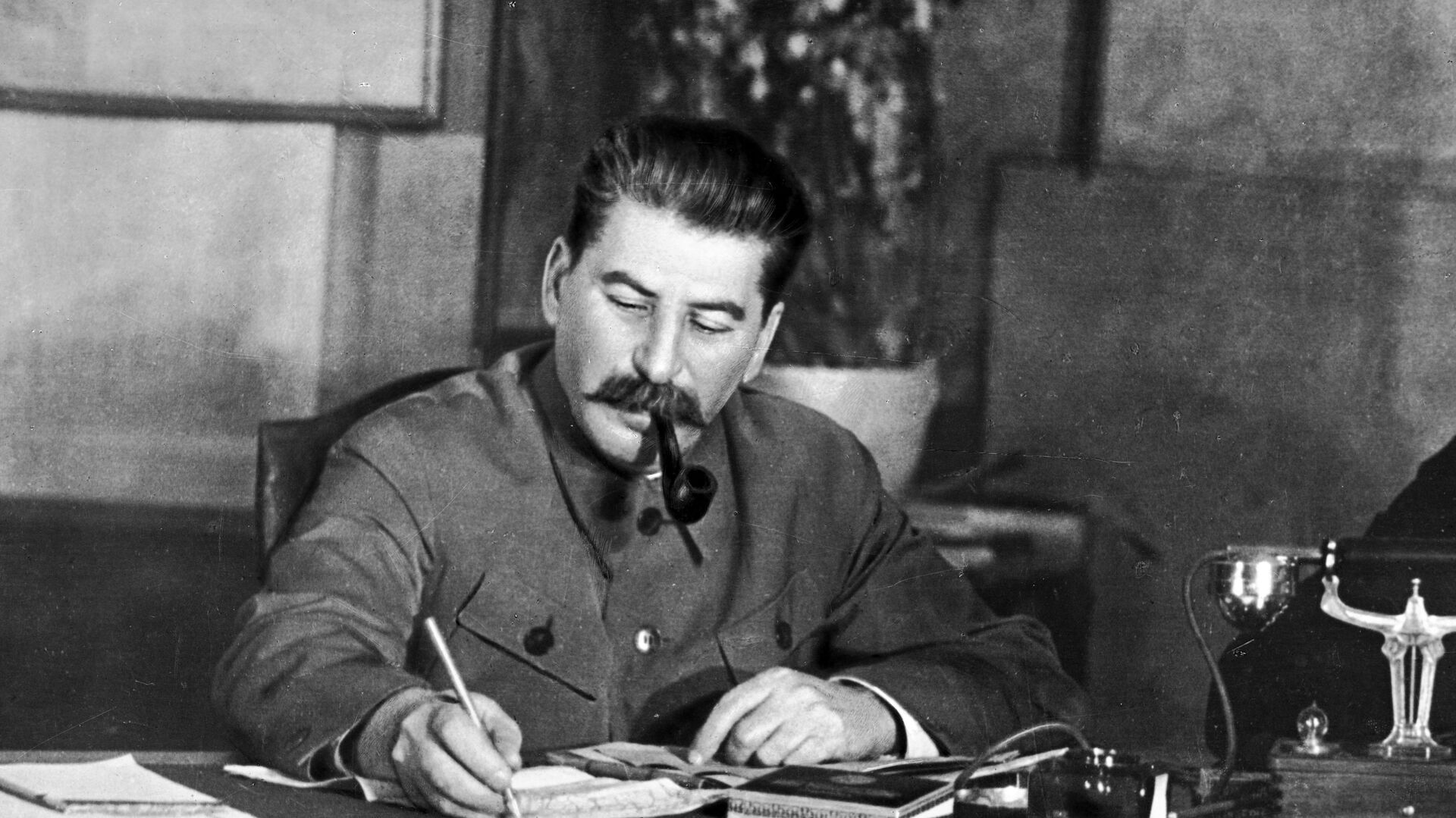 Генеральный секретарь ЦК ВКП (б) Иосиф Сталин в своем рабочем кабинете - РИА Новости, 1920, 06.11.2020