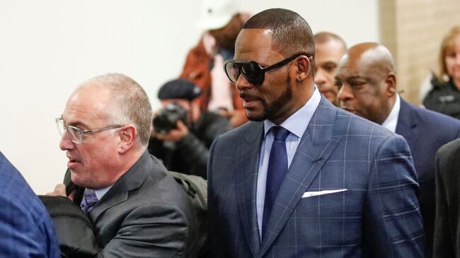 Певец R. Kelly в здании суда округа Кук в Чикаго. 6 марта 2019