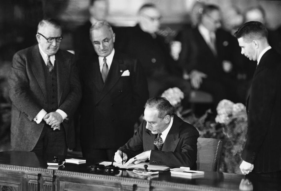 Государственный секретарь США Дин Ачесон подписывает Североатлантический договор. 4 апреля 1949 