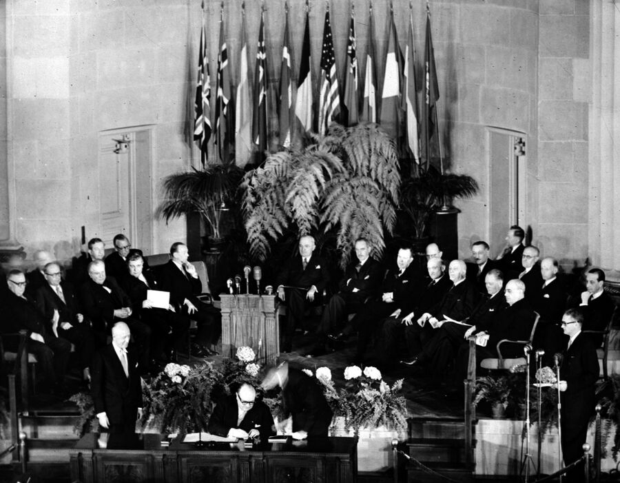 Церемония подписания Североатлантического договора в Вашингтоне. 4 апреля 1949 