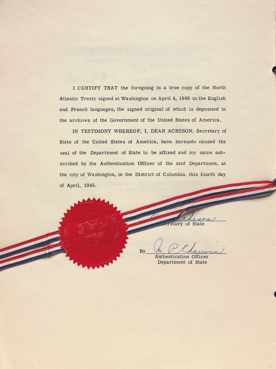 Страница аутентификация Североатлантического договора, заверенная госудаственным секретарем США Дином Ачесоном 