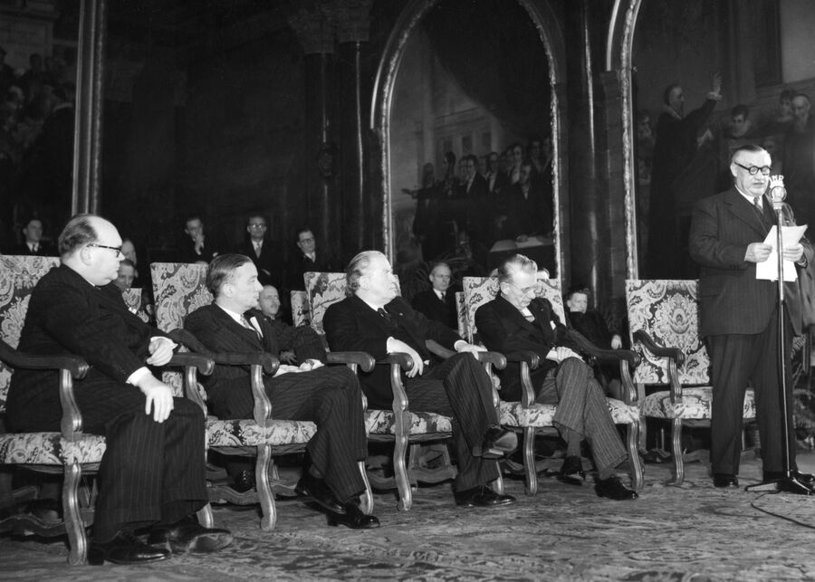 Эрнест Бевин выступает на церемонии подписания Брюссельского пакта. 1948 год 