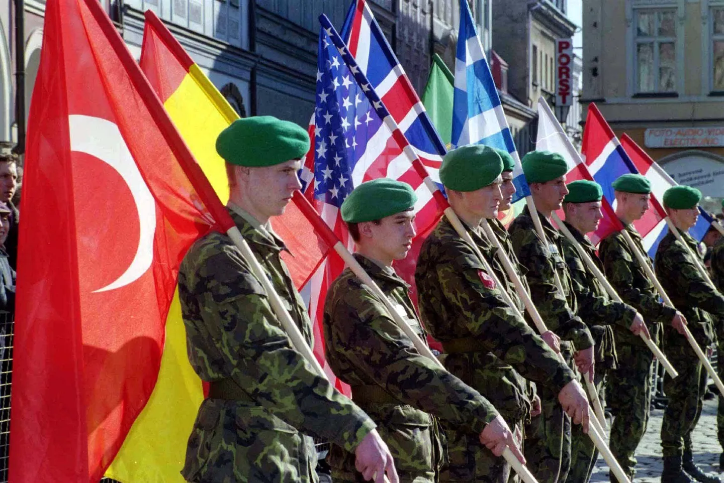 Чешские солдаты с флагами стран — членов НАТО во время военного парада в Либереце. 12 марта 1999