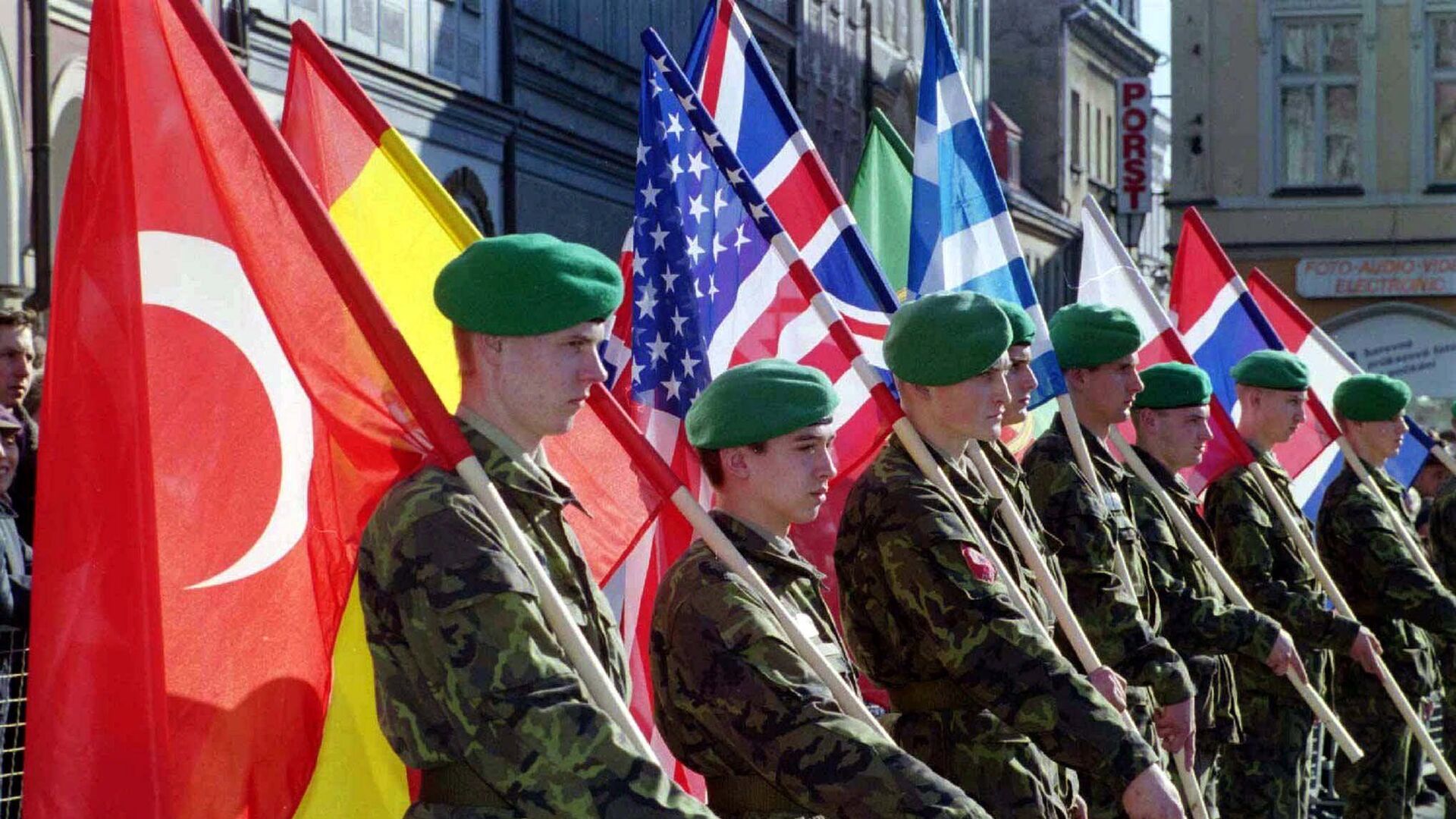 Чешские солдаты с флагами стран — членов НАТО во время военного парада в Либереце. 12 марта 1999  - РИА Новости, 1920, 01.02.2023