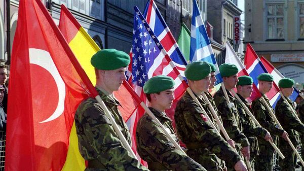 Чешские солдаты с флагами стран — членов НАТО во время военного парада в Либереце. 12 марта 1999 