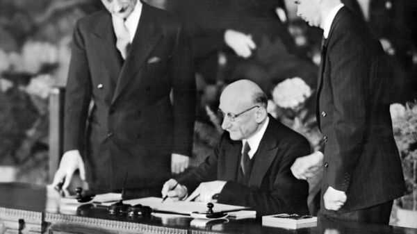 Министр иностранных дел Франции Робер Шуман подписывает Североатлантический договор в Вашингтоне. 4 апреля 1949 