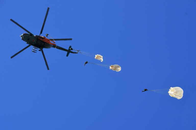 Военнослужащие отряда специального назначения внутренних войск Витязь во время занятий по парашютной подготовке в Московской области