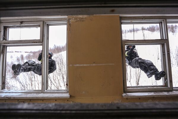 Бойцы во время тренировки в условиях Арктики подразделения СОБР Россомаха управления Росгвардии по Мурманской области