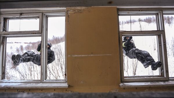 Бойцы во время тренировки в условиях Арктики подразделения СОБР Россомаха управления Росгвардии по Мурманской области