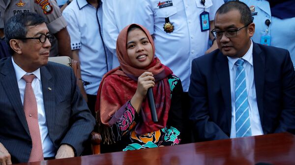 Гражданка Индонезии Сити Аисья, которую подозревали в причастности к убийству в Малайзии брата лидера КНДР Ким Чен Ына, во время пресс-конференции в аэропорту Джакарты. 11 марта 2019