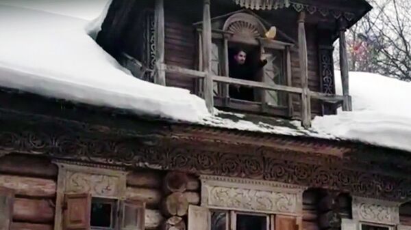 В Нижнем Новгороде бесплатные блины швыряли с балкона второго этажа