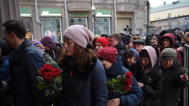 Люди перед церемонией прощания с народным артистом СССР Владимиром Этушем у театра им. Евгения Вахтангова. 12 марта 2019