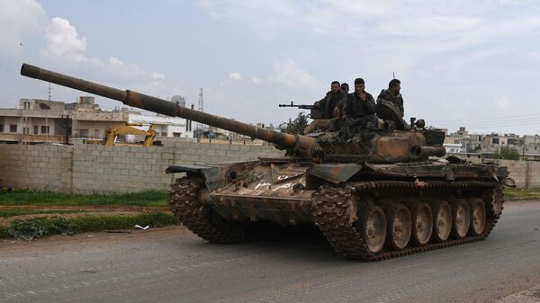 Солдаты на танке в городе Мхарди на севере от сирийского города Хама