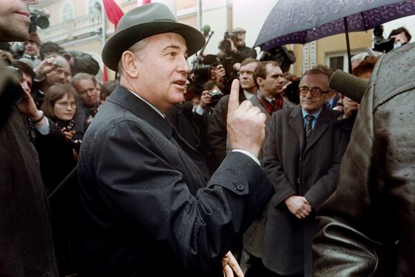 Председатель Президиума Верховного Совета СССР Михаил Горбачев во время общения с журналистами. 26 марта 1989 Председатель Президиума Верховного Совета СССР Михаил Горбачев во время общения с журналистами. 26 марта 1989