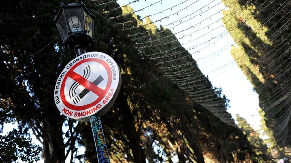 Знак, запрещающий курение, на аллее парка Ривьера в Сочи