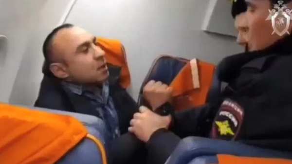 Опубликовано видео задержания дебошира на рейсе Оренбург – Москва