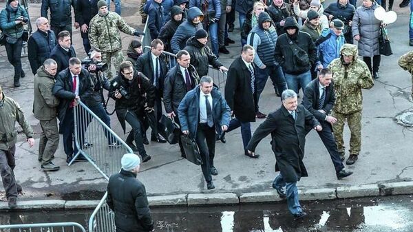 Президент Украины Петр Порошенко покидает предвыборный митинг в Житомире