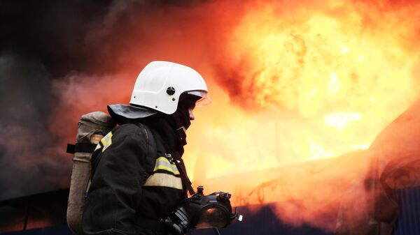 Сотрудники МЧС во время тушения пожара на складе с полиэтиленовой и бумажной тарой в промышленной зоне Краснодара. 12 марта 2019