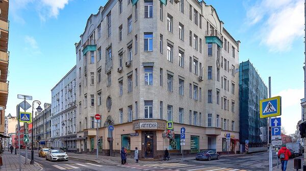 Шестиэтажное здание в неоклассическом стиле на Малой Бронной улице в Москве