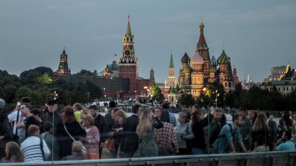 Посетители любуются видом на Кремль с территории природно-ландшафтного парка Зарядье в Москве