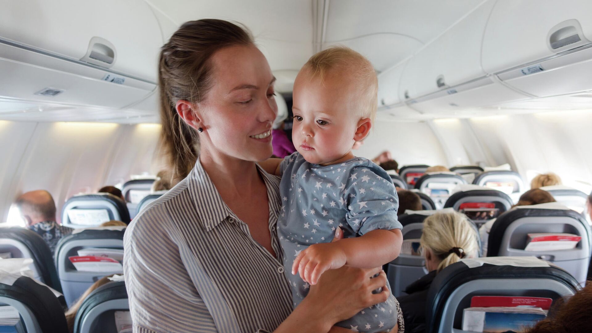 Дети с родителями в самолете. Какие места в самолете лучше выбрать с ребенком. Какое место лучше выбрать в самолете с ребенком.