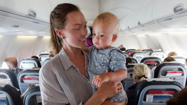 Женщина с ребенком на борту самолета