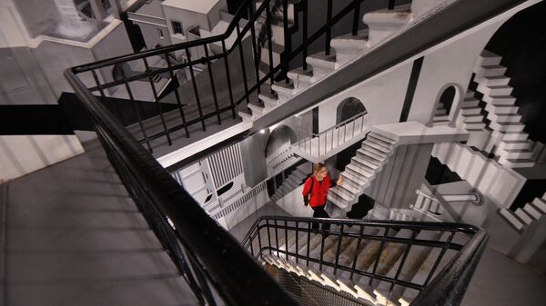 Женщина поднимается по лестнице