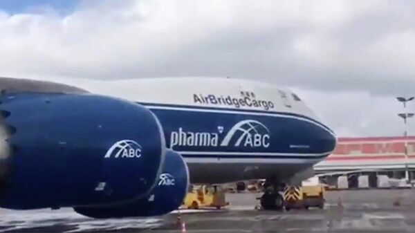 Грузовой самолет Boeing 747, зацепивший мачту освещения в аэропорту Шереметьево