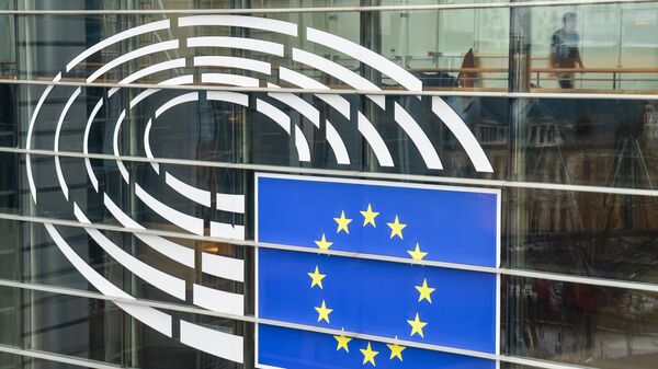 Логотип на здании Европарламента в Брюсселе