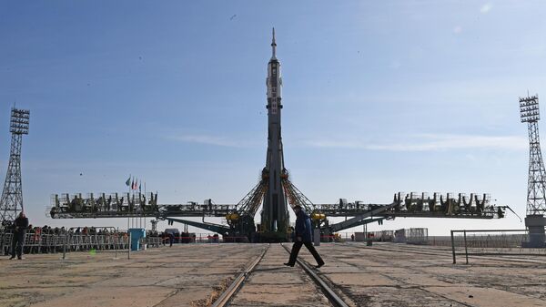 Ракета-носитель Союз-ФГ с пилотируемым кораблем Союз МС-12 во время установки на стартовый комплекс космодрома Байконур
