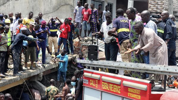 На месте обрушения здания школы в Лагосе, Нигерия. 13 марта 2019 