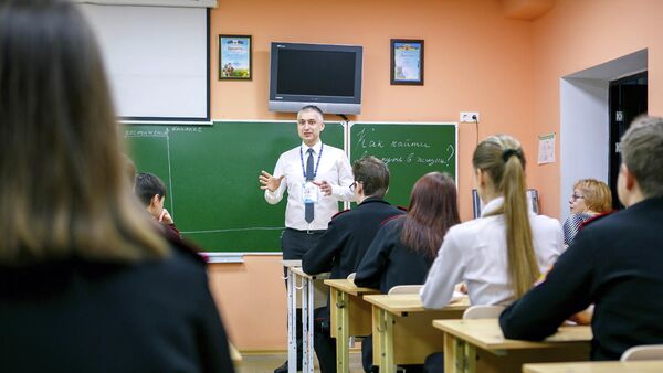 Финалист конкурса Лидеры России проводит открытый урок в школе в Сочи