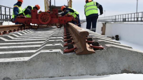 Укладка железнодорожного полотна при строительстве Крымского моста