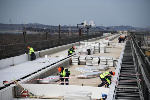 Укладка изоляционного материала при строительстве железнодорожной части Крымского моста