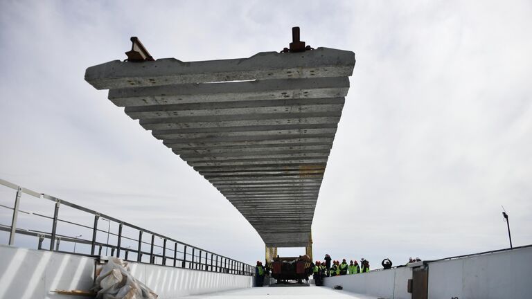 Укладка железнодорожного полотна при строительстве Крымского моста