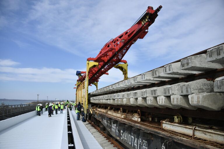 Укладка железнодорожного полотна при строительстве Крымского моста