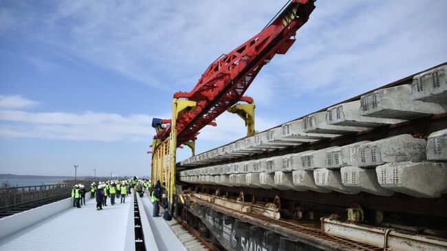 Укладка железнодорожного полотна при строительстве Крымского моста. Архивное фото