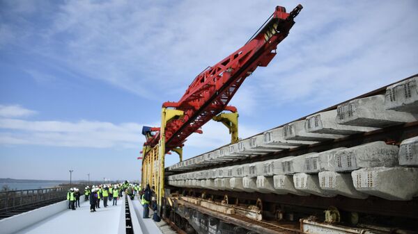 Укладка железнодорожного полотна при строительстве Крымского моста. Архивное фото
