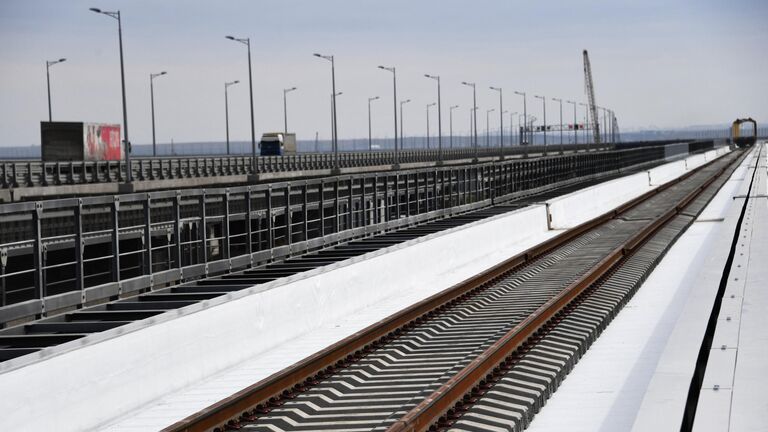 Укладка железнодорожного полотна при строительстве Крымского моста