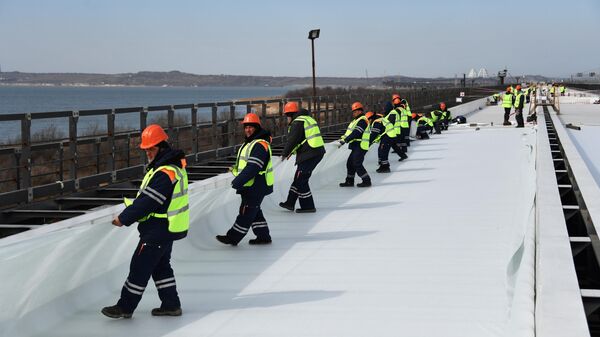Укладка изоляционного материала при строительстве железнодорожной части Крымского моста