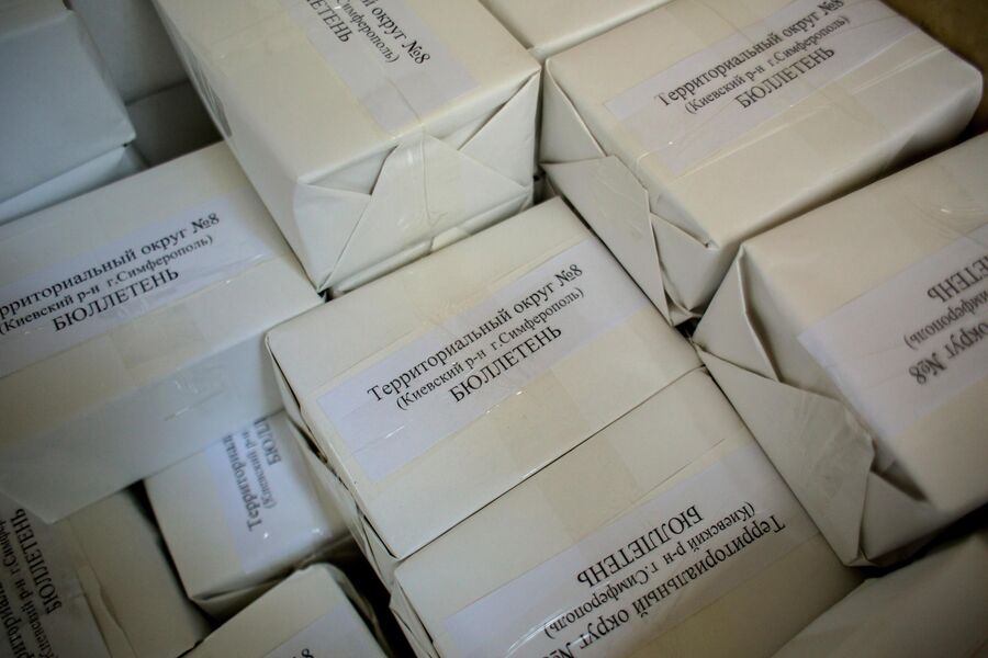 Опечатанные пакеты с бюллетенями для референдума о статусе Крыма в территориальном округе №8 Киевского района в Симферополе