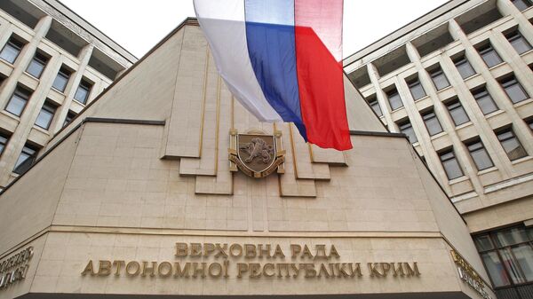 Российский флаг у Верховной рады АРК во время референдума о статусе Крыма в Симферополе
