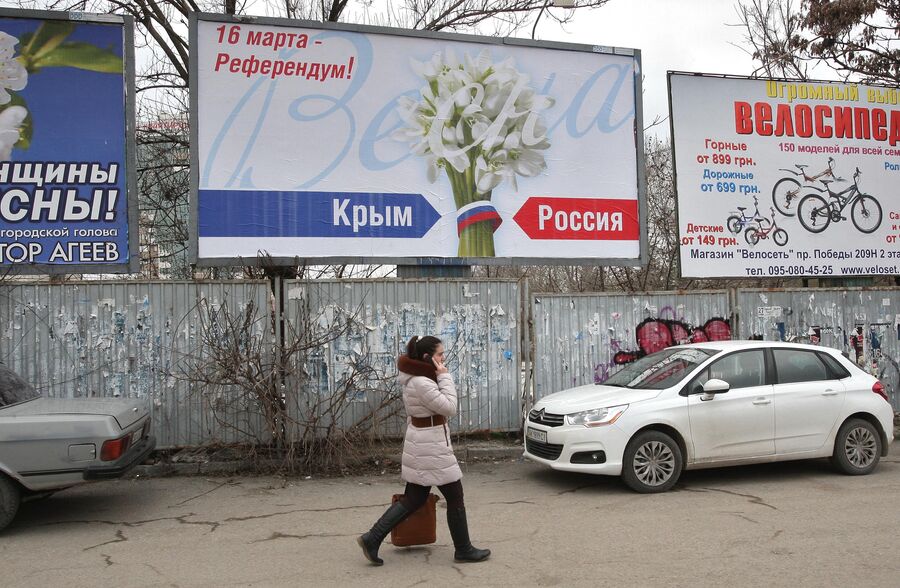 Баннеры в преддверии референдума по определению статуса Крыма в центре Симферополя