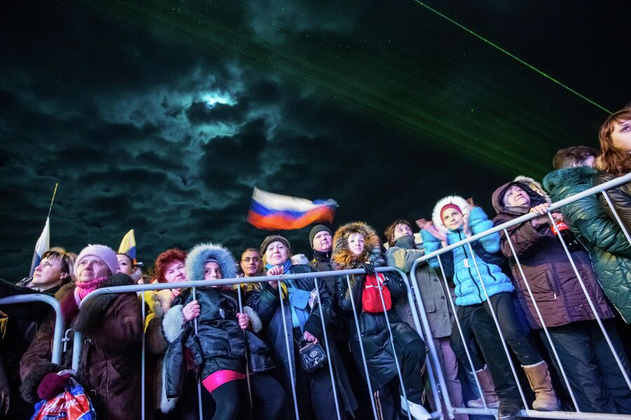 Жители Симферополя на концерте Крым-Весна, который проходит на площади Ленина в центре города, в день голосования на референдуме о статусе Крыма