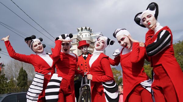 Артисты российского Союза уличных театров во время парада на Театральной площади в Сочи