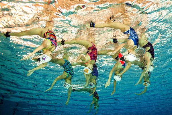 Спортсменки сборной России по синхронному плаванию  во время тренировки в центре сборных команд России Озеро круглое в Московской области