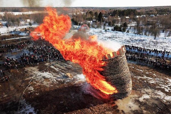 Участники празднования Широкой Масленицы во время сожжения Бастилии на территории деревни Никола-Ленивец